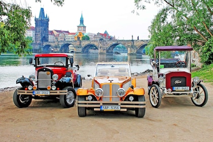 Praga: recorrido en coche antiguo de 1,5 horas