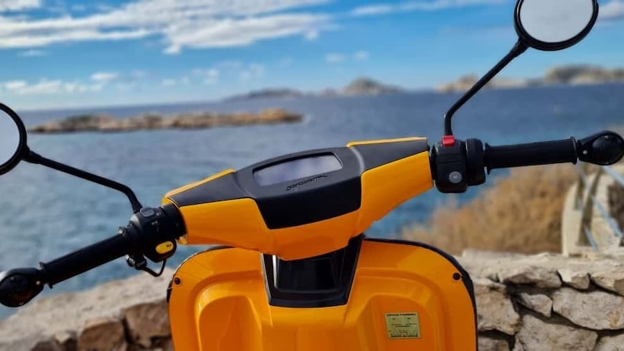 Marseille: Electric Motorcycle Rental with Smartphone Guide