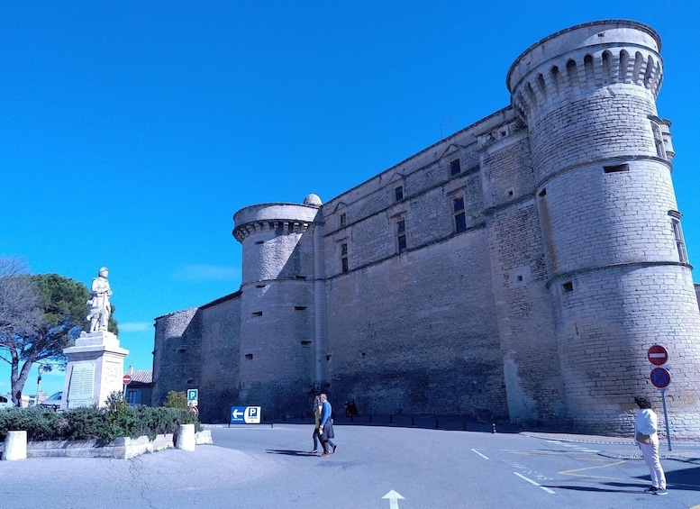 au départ Avignon: half-day in 3 villages of Provence