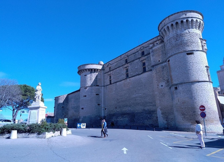 au départ Avignon: half-day in 3 villages of Provence