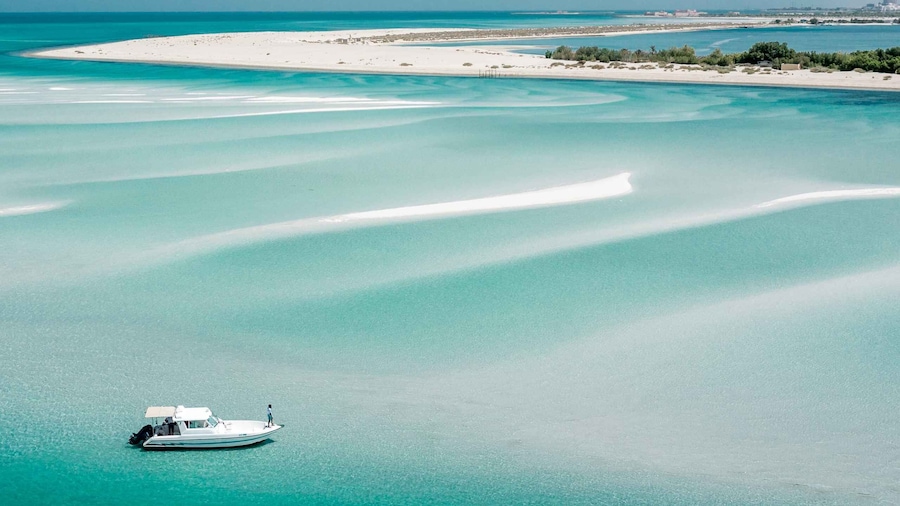 Abu Dhabi: 4-Hour Guided Cruise & Island Hopping