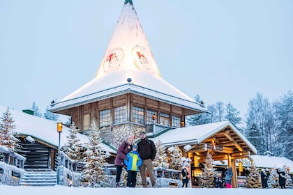 Rovaniemi: Privates Profi-Fotoshooting im Weihnachtsmanndorf