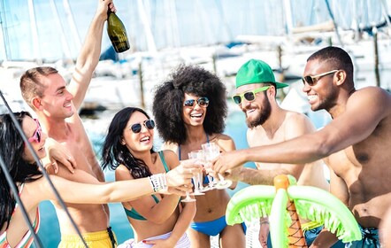 Cartagena: barco de fiesta a la playa de Cholon con 2 bebidas y almuerzo