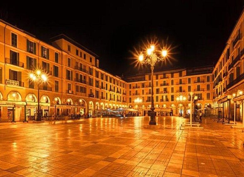 Picture 5 for Activity Palma de Mallorca: Old Town Atmospheric Evening Tour