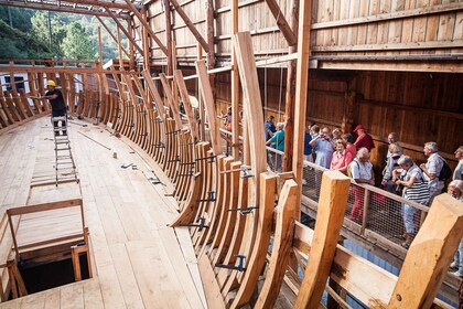 Baskisk hvalbåd og traditionelt baskisk ciderhus