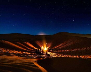 Sterne & Sand: Ein magisches Übernachtungserlebnis in der Wüste