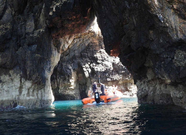 Boat Trip and Jeep Tour with Lunch in Arrábida