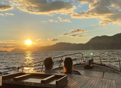 Positano: Amalfi Coast Sunset Group Boat Tour with Prosecco