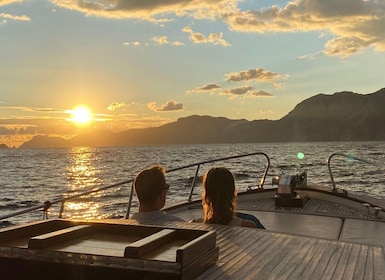 Positano: Amalfi Coast Sunset Group Boat Tour with Prosecco