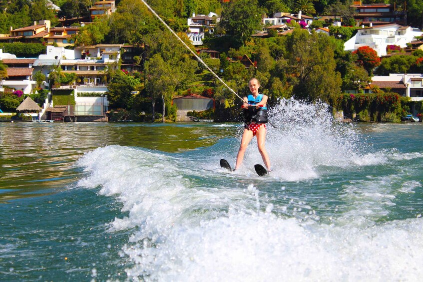 Picture 2 for Activity Valle de Bravo: Fast Boat with aquatic activities