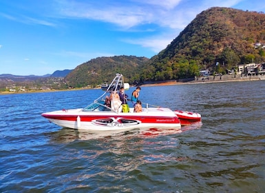 Valle de Bravo: Fast Boat with aquatic activities
