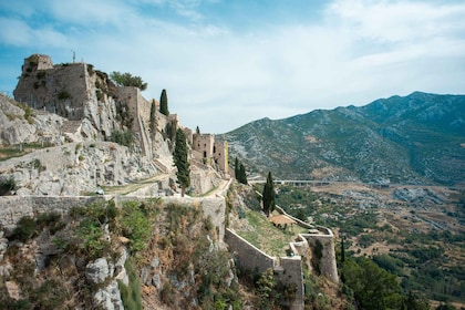 Split: Private tour to Klis Fortress and Vranjača cave