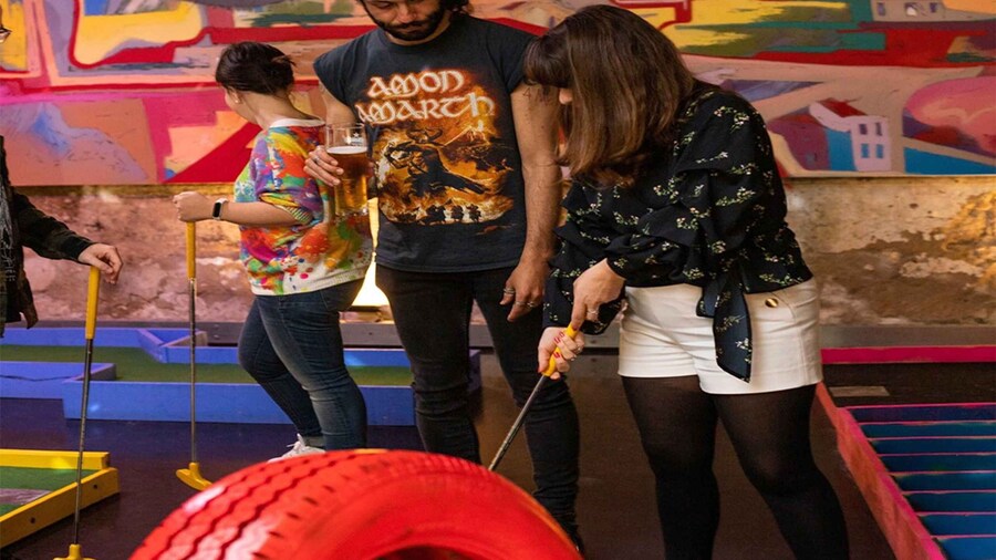 Lisbon: 18-Hole Indoor Minigolf Ticket with Bar Area