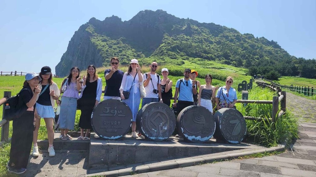 Jeju: Eastern UNESCO Sites Tour with Haenyeo Show