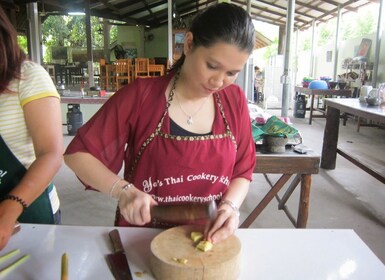 Krabi: Ya's Cookery Thai Cooking Class sent på ettermiddagen