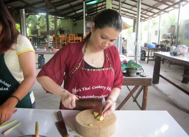 Krabi: Ya's Cookery Thai Cooking Class sent på ettermiddagen