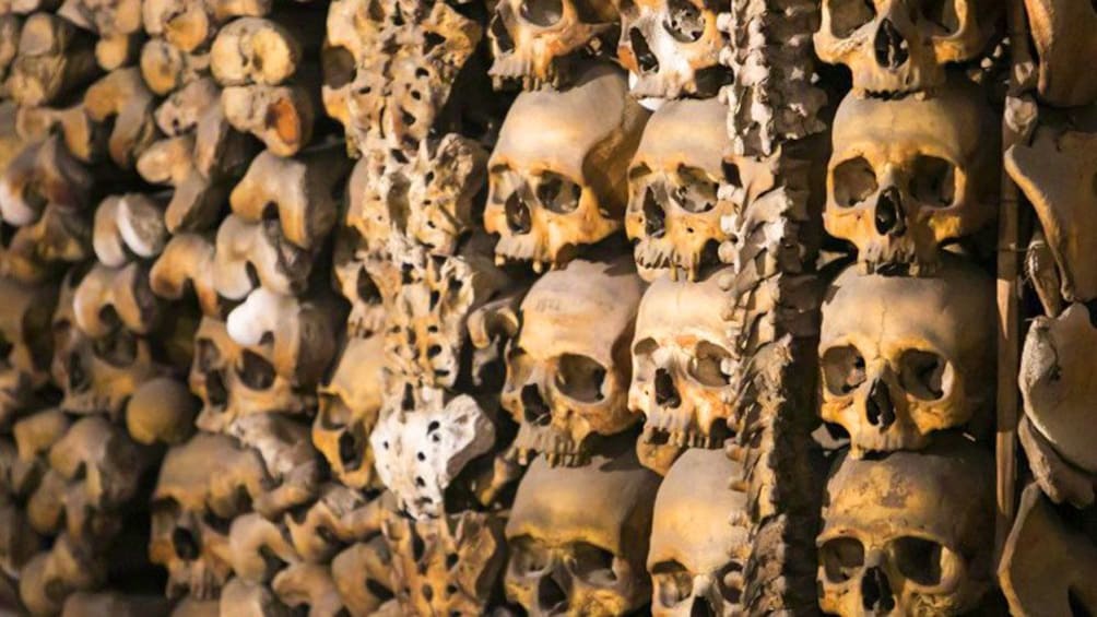 Skulls and bones in Roman Catacombs
