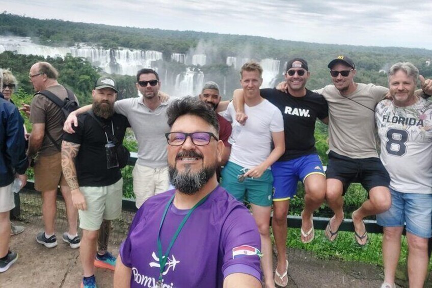 Friends of the Netherlands enjoying the beautiful day in the Falls