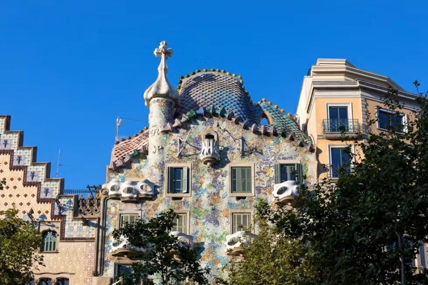 Guided morning tour of La Pedrera and optional Casa Batlló ticket