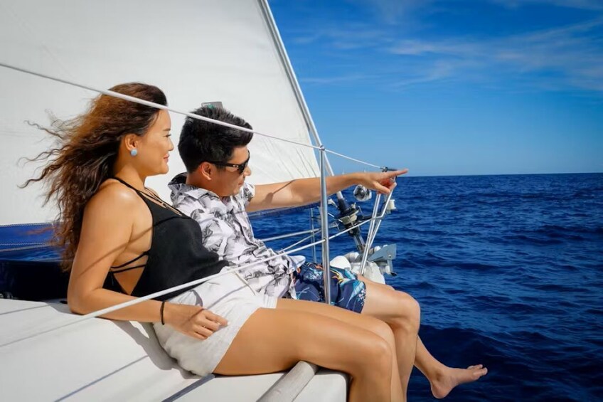 Sailing experience in Barcelona with food and drinks tasting