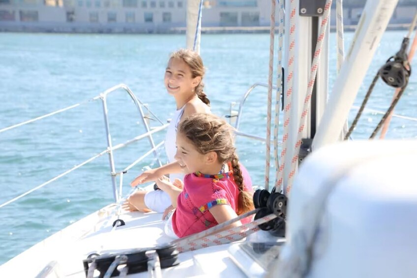 Sailing experience in Barcelona with food and drinks tasting