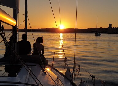 Lisbonne : Croisière privée au coucher du soleil avec du vin portugais