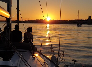 Lissabon: Private Sonnenuntergangs-Kreuzfahrt mit portugiesischem Wein