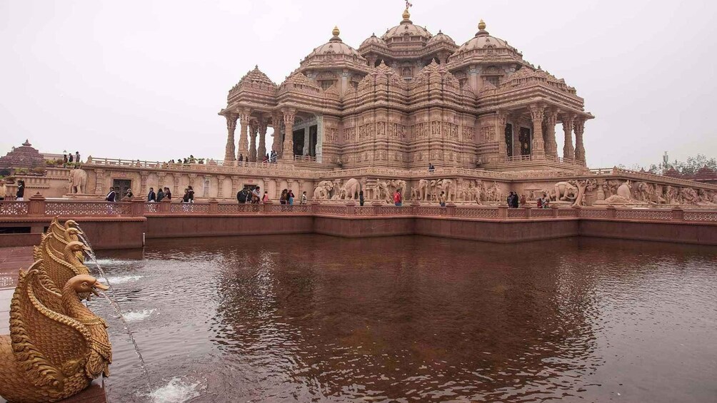 Picture 4 for Activity Akshardham Temple and Secret Agrasen Baoli Walking Tour