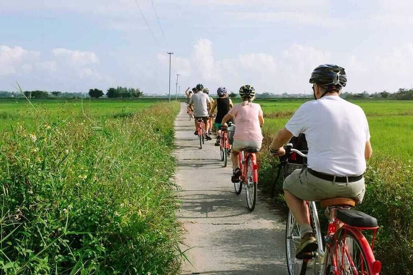 Tra Que Village Afternoon Cooking Farming Tour with Bike Ride in Hoi An	