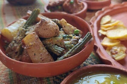 Authentic Bengali Lunch in North Calcutta Home, with Stories!