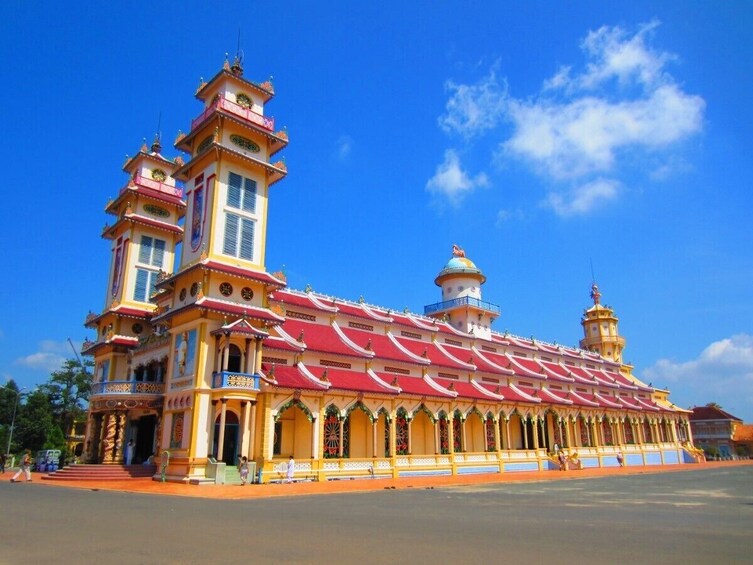 Authentic Cu Chi Tunnels and Vietnam War Memorial Full-Day Tour