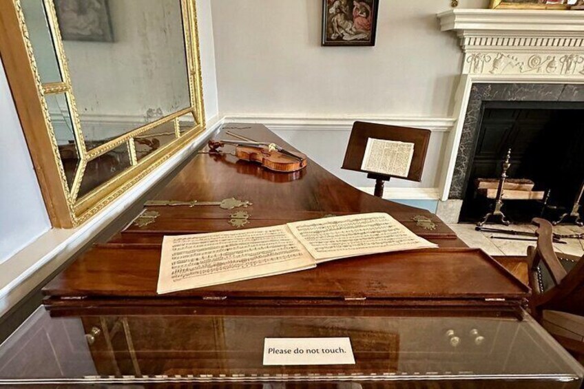 Martha and Thomas Jefferson's music salon that includes a harpsichord and violin