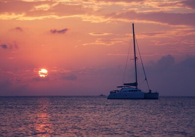 Experiencia de yoga en velero al atardecer