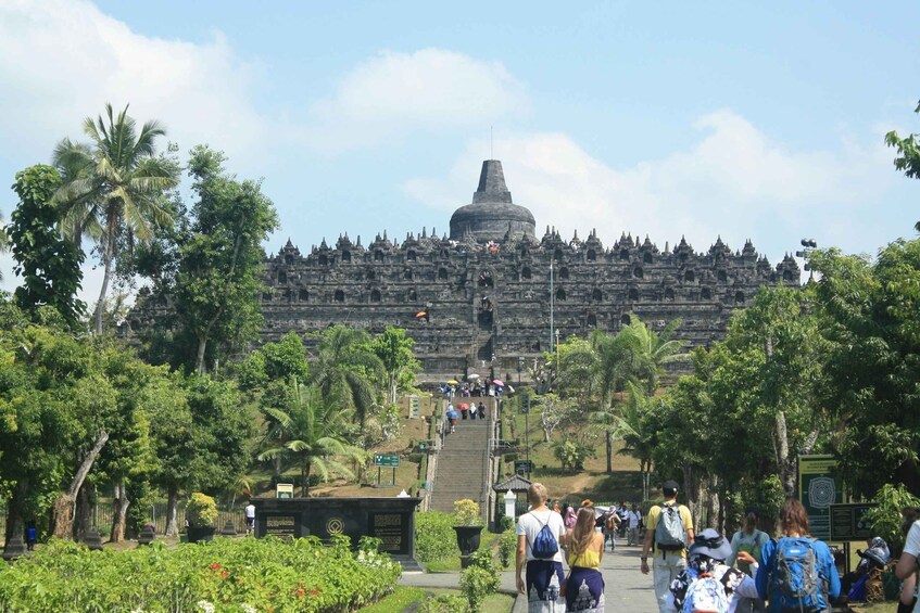 Picture 16 for Activity First class Borobudur & Prambanan Temple tour.