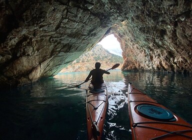 Naxos: Rhina Grot en Kustlijn Zeekajak Tour