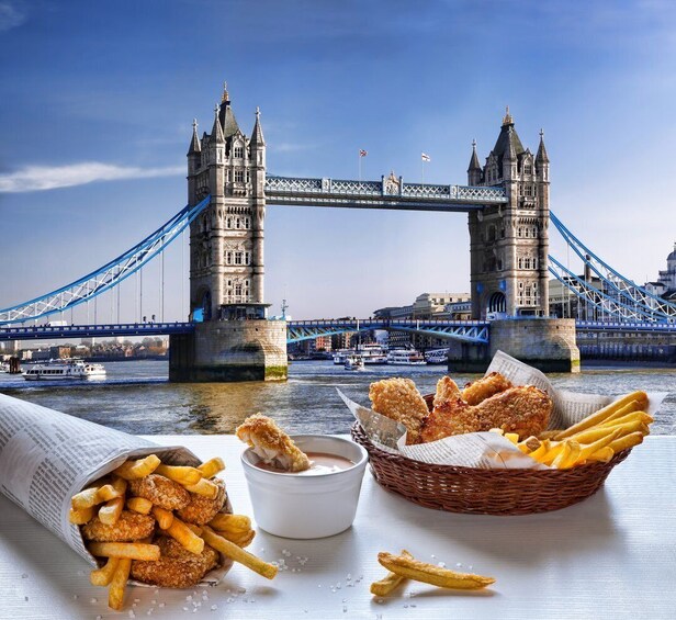 London: English Food Tasting & Private City Sightseeing Tour