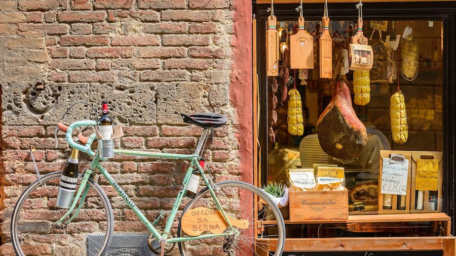 Lucca: Guided Food Walking Tour with Tastings