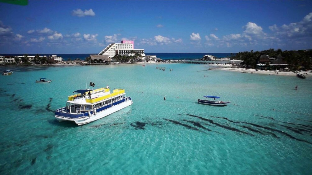 Isla Mujeres: Sailing, Snorkeling and Lunch with Boat Party