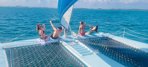 Bahamas: Swimming Pigs & Snorkelling Cruise with Lunch & Rum