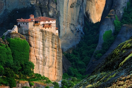 Tour de dos días en grupo pequeño con alojamiento en Meteora