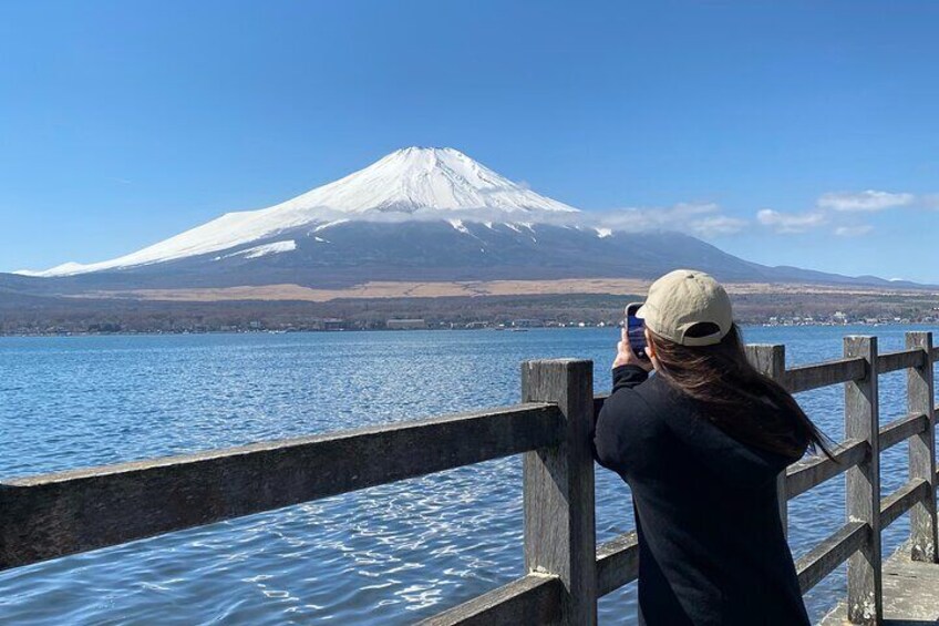 You can enjoy the great combination of Lake Yamanakako and Mt.Fuji.