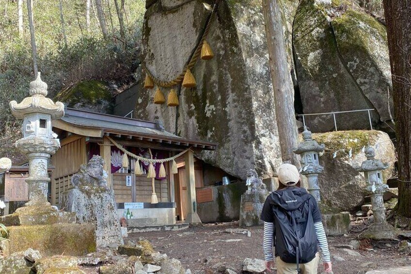 At Ishiwari Shrine, located at the 8th station,there is a large rock that is so cracked that one person can barely pass through it, where it is said that Amaterasu hid in the past.