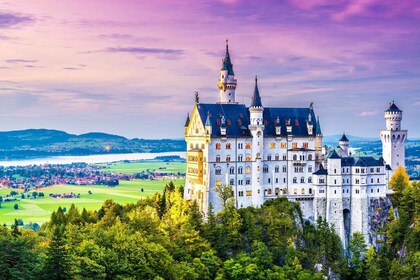 München: Schloss Neuschwanstein mit Bus und Alpenradweg