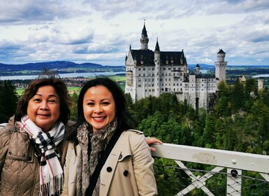 München: Schloss Neuschwanstein mit Bus und Alpenradweg