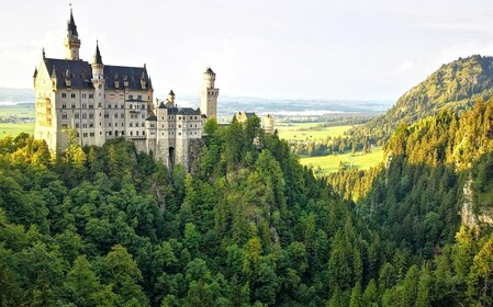 München: Schloss Neuschwanstein mit Bus und Alpenradweg