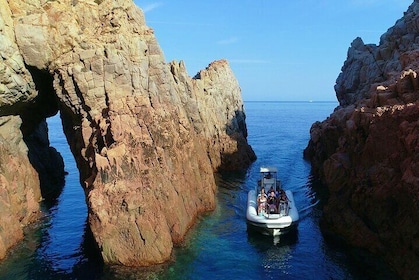 Getaway to the Calanques of Piana de Cargèse in a small group