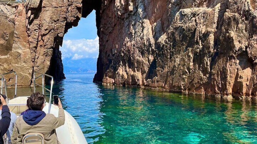 Heading for the Great Arch of Capo Rosso