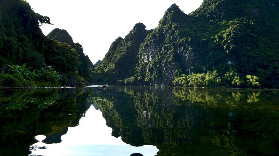 Luxury Bai Dinh Pagoda and Trang An Small Group Day Tour by Limousine