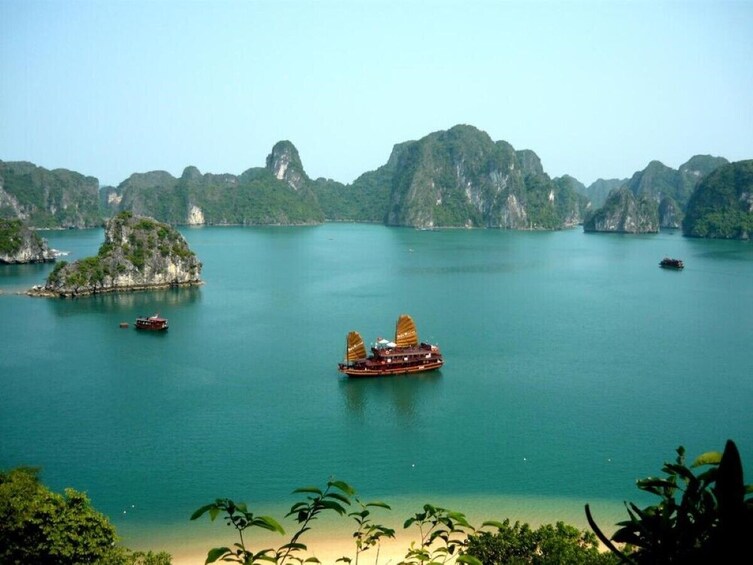 5-Star Luxury Ha Long Bay Day Cruise Sung Sot Cave Titop Island Buffet Lunc