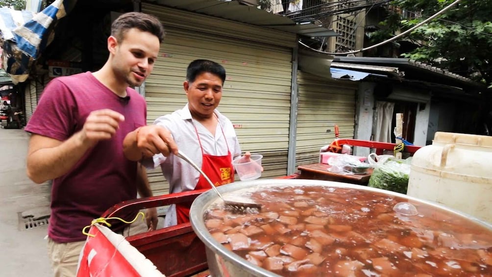 Picture 2 for Activity Chengdu evening food tour by local guide